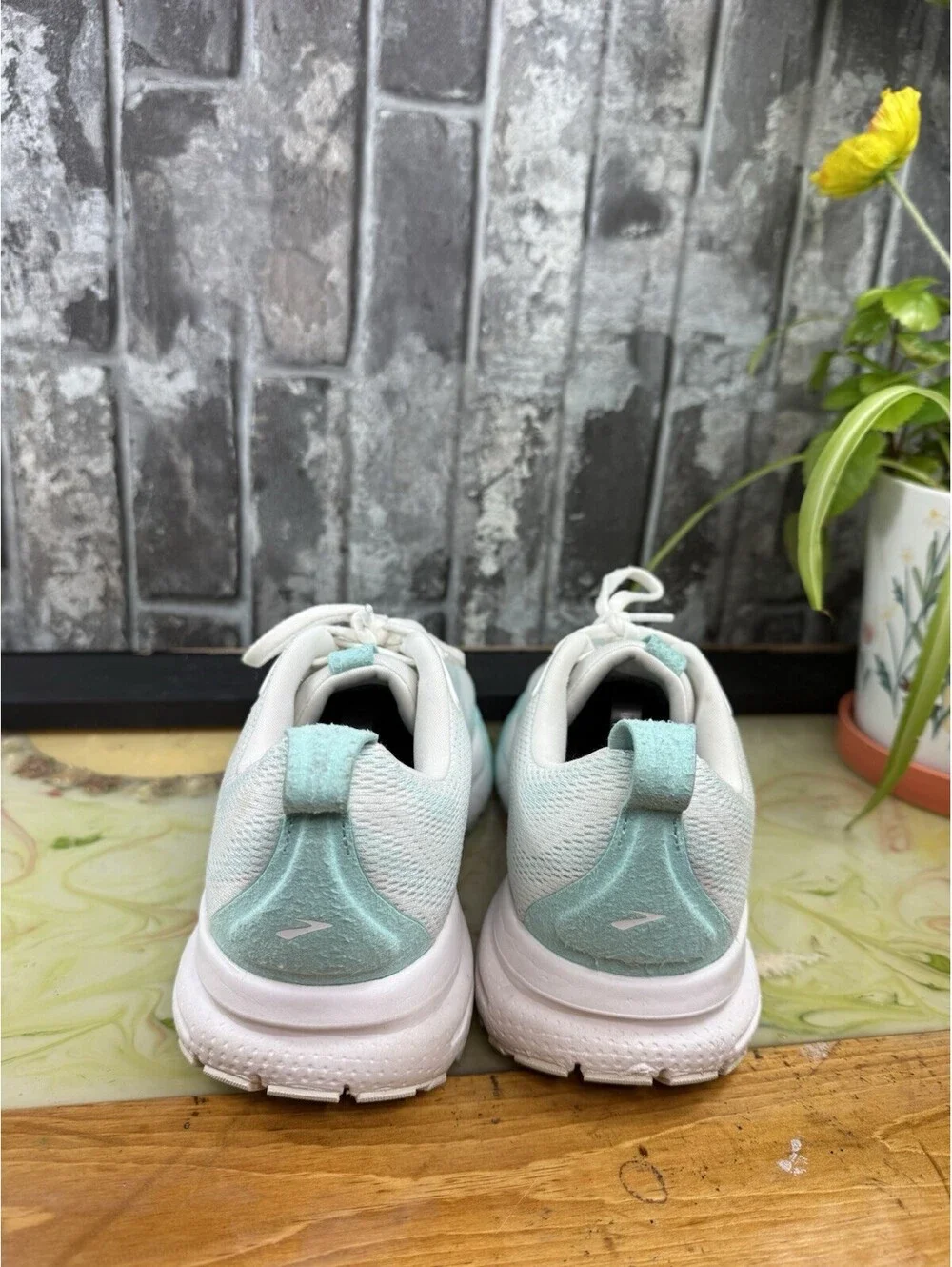 Brooks Trace 4 White/Light Blue Solid Low Top Lace-Up WomenSneaker Mesh